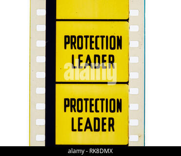 Extreme Nahaufnahme der 35mm Film Filmstreifen mit Schutz leader Text auf Gelb Stockfoto