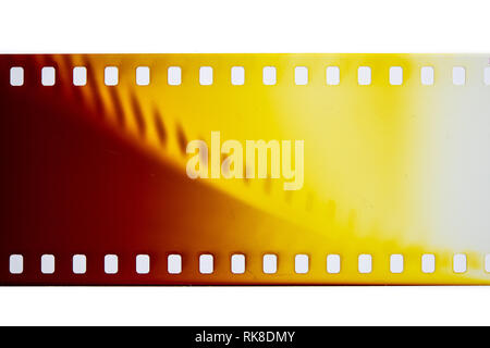 Extreme Nahaufnahme von 35 mm Film strip in SUNBURST Farben Stockfoto
