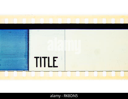 Extreme Nahaufnahme der 35mm Film Filmstreifen mit Titel text Nachricht auf Azure Stockfoto