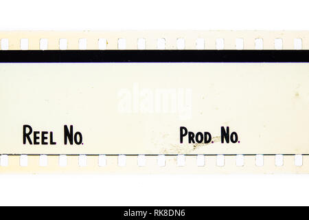 Extreme Nahaufnahme der 35mm Film Filmstreifen mit Haspel und Film Produktion Text auf weißem Stockfoto