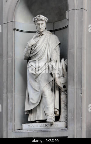 Dante Alighieri in den Nischen der Kolonnade der Uffizien, Florenz. Die erste Hälfte des 19. Jahrhunderts von 28 Statuen von berühmten Personen besetzt waren Stockfoto