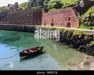 Malerische Fischerdorf Porthgain in Pembrokeshire mit kleinen angelegtes Boot in dem kleinen Hafen. Stockfoto