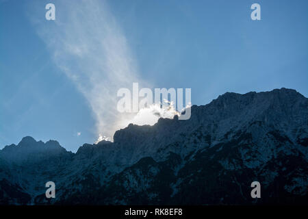 Das karwendel ist der größte Berg der Nördlichen Kalkalpen. Mittenwald ist eine Stadt in Bayern, Deutschland. Stockfoto