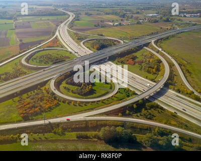 Autobahn Kreuzung in Ungarn, in der Nähe des internationalen Flughafens Stockfoto