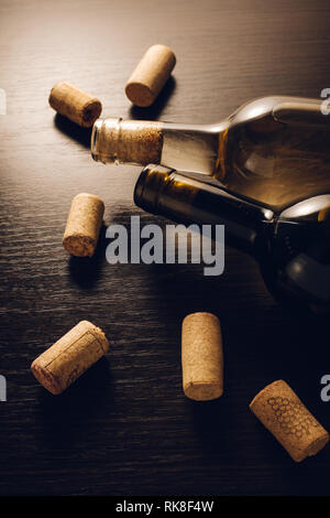 Flaschen Wein und Korken auf hölzernen Hintergrund Stockfoto