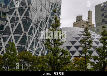 Mode Gakuen Cocoon Tower ist ein 204 Meter (669 ft), 50-stöckigen Bildungseinrichtung im Nishi-Shinjuku Bezirk in Shinjuku, Tokyo, Japan. Stockfoto