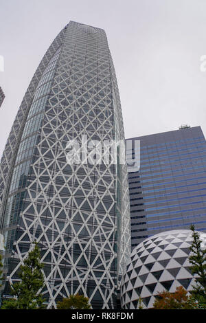 Mode Gakuen Cocoon Tower ist ein 204 Meter (669 ft), 50-stöckigen Bildungseinrichtung im Nishi-Shinjuku Bezirk in Shinjuku, Tokyo, Japan. Stockfoto