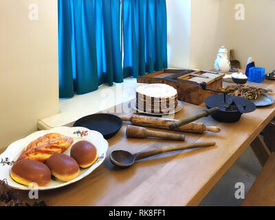 Küche Interieur mit einem Fragment eines Tisch von Essen und Geschirr serviert. Stockfoto