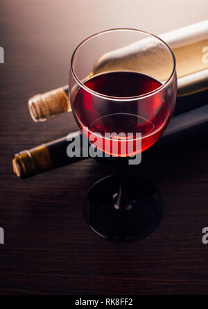 Wein glasse und Flaschen auf einer hölzernen Hintergrund Stockfoto