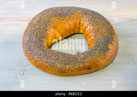 Bagel mit Mohn auf grauem Hintergrund Stockfoto