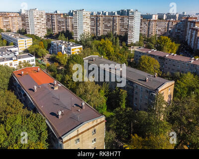 Die Wohngebäude in unterschiedlichen Höhen im alten Bezirk in Moskau, Russland Stockfoto