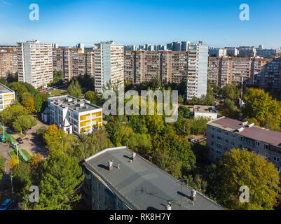 Die Wohngebäude in unterschiedlichen Höhen im alten Bezirk in Moskau, Russland Stockfoto