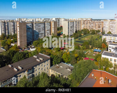 Die Wohngebäude in unterschiedlichen Höhen im alten Bezirk in Moskau, Russland Stockfoto