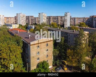 Die Wohngebäude in unterschiedlichen Höhen im alten Bezirk in Moskau, Russland Stockfoto