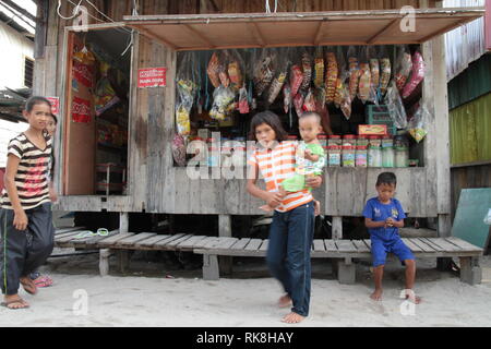 Indonesischen Kinder spielen Murmeln Stockfoto