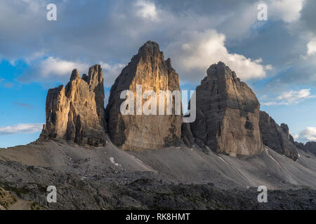 Die Drei Zinnen von Lavaredo bei Sonnenuntergang im Sommer. Sextner Dolomiten, Trentino Alto Adige, Italien. Stockfoto