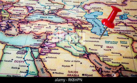 Red Pin auf der Karte von Iran, Hauptstadt Teheran Stockfoto