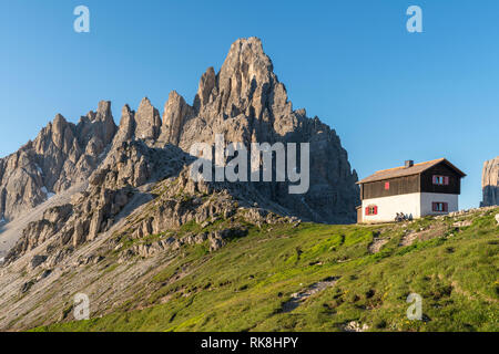 Winter Hütte von Locatelli Zuflucht und Mount Paterno im Sommer. Sextner Dolomiten, Trentino Alto Adige, Italien. Stockfoto