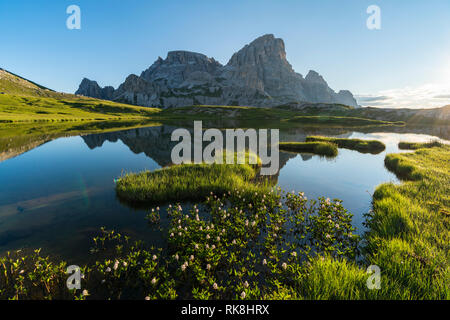 Schusterplatte und Innichriedlknoten mit Piani Seen im Vordergrund. Sextner Dolomiten, Trentino Alto Adige, Italien. Stockfoto