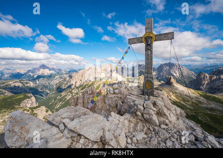 Kreuz aus Holz auf dem Gipfel des Berges Paterno und umliegende Landschaft im Sommer. Sextner Dolomiten, Trentino Alto Adige, Italien. Stockfoto