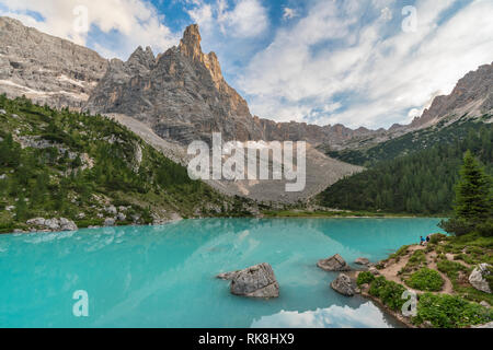 Sorapis Gruppe und Sorapis See im Sommer. Cortina d'Ampezzo, Provinz Belluno, Venetien, Italien. Stockfoto