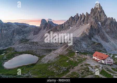 Locatelli Hütte mit Piani See auf der linken Seite und den Monte Paterno im Hintergrund. Sextner Dolomiten, Trentino Alto Adige, Italien. Stockfoto