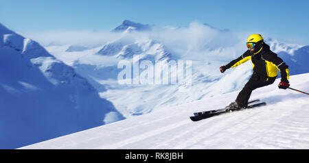 Professionelle alpine Skifahrer Skifahren bergab in den hohen Bergen der Alpen Stockfoto