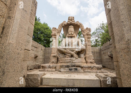 Die lakshmi Narasimha Tempel in Hampi ist Lord Vishnu geweiht. Es gibt eine Statue der Göttin Lakshmi sitzen auf der Vishnu Runde, die zerstört wurde. Stockfoto