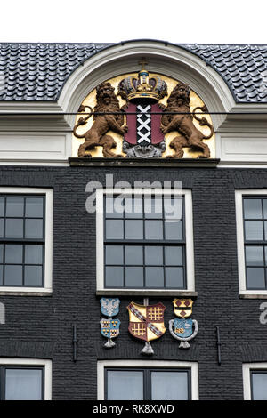 Wappen von Amsterdam auf die Fassade des Hauses in Amsterdam, Niederlande Stockfoto