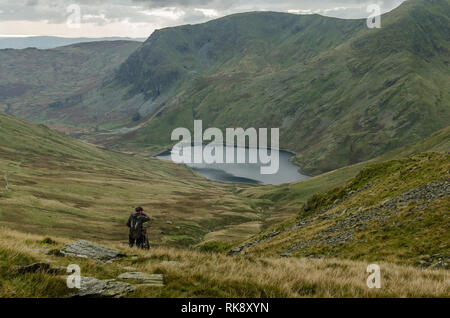 Mountain Biker, in der Nähe von Haweswater, Lake District, England Stockfoto