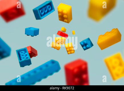 Schwimmende Plastik geometrischen Kuben in der Luft. Spielzeug auf geometrische Formen, die in der Bewegung. Blau pastell Hintergrund. Kinderspielzeug. C Stockfoto