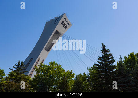 Der Turm des Olympiastadions vom Montreal botanischen Garten, eine große Botanische Garten in Montreal, Quebec, Kanada gesehen. Stockfoto