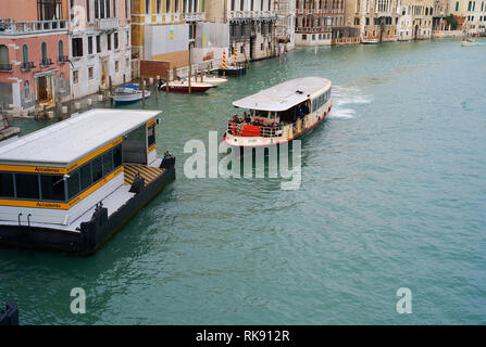 Venedig, Italien - 28 Dezember 2009: Ein Wasserbus, Vaporetto in Italienisch Liegeplatz an der Haltestelle Accademia - der Akademie - in Venedig, Italien. Waterbusse Stockfoto