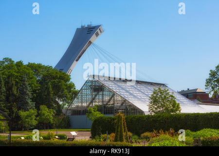 Der Turm des Olympiastadions vom Montreal botanischen Garten, eine große Botanische Garten in Montreal, Quebec, Kanada gesehen. Stockfoto