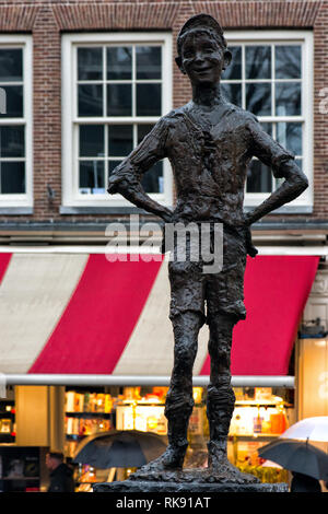 Amsterdam, Netherlands-December 2018: Het Lieverdje Bronzestatue eines kleinen Jungen Stockfoto