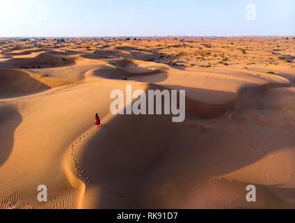 Frau Wandern in der Wüste bei Sonnenuntergang Luftaufnahme Stockfoto