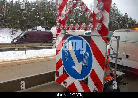 Autobahn Notfall Sicherheit Warnschild auf einer Autobahn bei der Bekanntgabe der Gefahr. Die Scrolltaste mit Pfeil nach rechts reflektierende Richtung Schild auf Winter Highway. Stockfoto