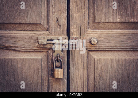 Alte Tür klopfen und Key Lock wand Textur und Hintergrund Stockfoto