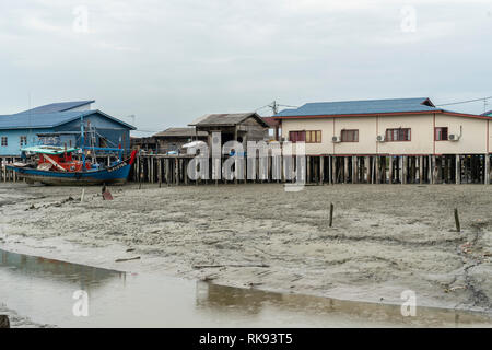 Pulau Ketam, Malaysia. Januar 2019. Die typischen Häuser auf Stelzen über dem Meer Stockfoto