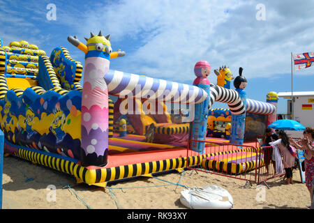 Hüpfburg/aufblasbare Rutsche am Strand von Bournemouth, England, Großbritannien Stockfoto