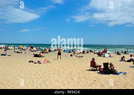 Menschen entspannen am Strand von Bournemouth, England, Großbritannien Stockfoto