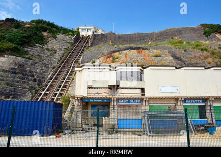 Die East Cliff Erdrutsch/Zusammenbruch, London, England, UK. Die East Cliff Lift war ein Edwardianisches Standseilbahn im Jahr 1908 erbaut. Stockfoto