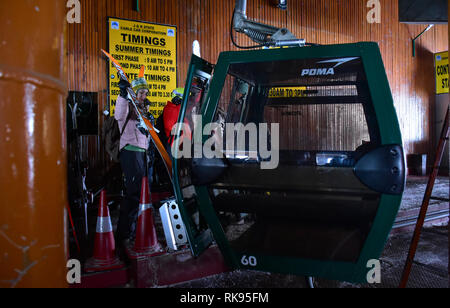 Kaschmir, Indien. 9. Feb 2019. Baramulla, Indien. 02 Feb, 2019. Skifahrer bereiten einen Stuhl Auto an der höheren erreicht in Gulmarg hill station der Distrikt Baramulla rund 55 Kilometer entfernt von Srinagar, Jammu und Kaschmir am 03. Februar 2019, um Ski zu fahren. Gulmarg ist als eines der besten Skigebiete in der ganzen Welt und ihre in der Fuss des Himalaya bis auf 9000 Fuß über dem Meeresspiegel. Credit: Muzamil Mattoo/Pacific Press/Alamy Live News Credit: PACIFIC PRESS/Alamy leben Nachrichten Stockfoto