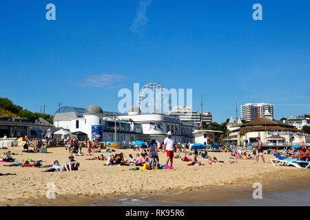 Menschen entspannen am Strand von Bournemouth, England, Großbritannien Stockfoto