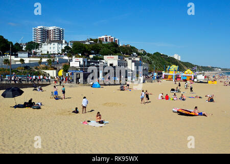 Menschen entspannen am Strand von Bournemouth, England, Großbritannien Stockfoto