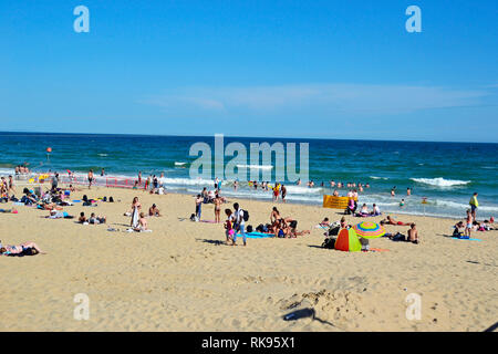 Menschen entspannen am Strand von Bournemouth, England, Großbritannien Stockfoto