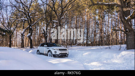 Weiß Range Rover Evoque mit schwarzem Dach auf einem Winter Straße im Wald der Region Samara, Russland. Klar, sonnigen Tag vom 9. Februar 2019 Stockfoto