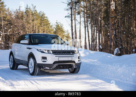 Weiß Range Rover Evoque mit schwarzem Dach auf einem Winter Straße im Wald der Region Samara, Russland. Klar, sonnigen Tag vom 9. Februar 2019 Stockfoto