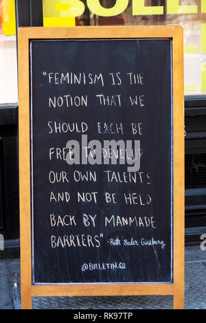 Ein Ruth Bader Ginsburg Zitat über Feminismus auf einem Schild die Women's clothing store Bulletin am Broadway in Manhattan, New York City. Stockfoto