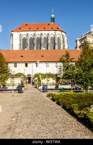 Kirche Unserer Lieben Frau vom Schnee Blick von Prag Franziskaner Garten, Tschechische Republik Stockfoto